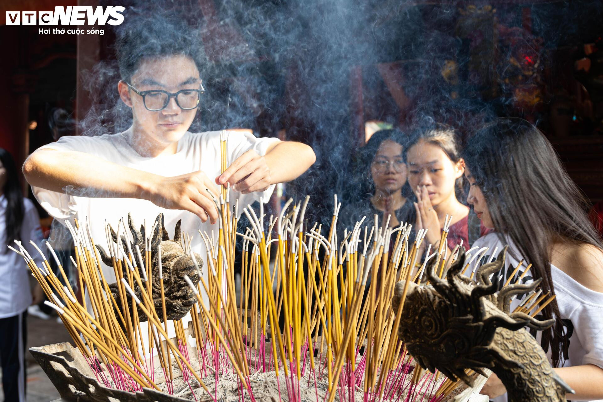 Sĩ tử mang bút, giấy báo thi đến Văn Miếu 'xin vía đỗ đại học' - 5