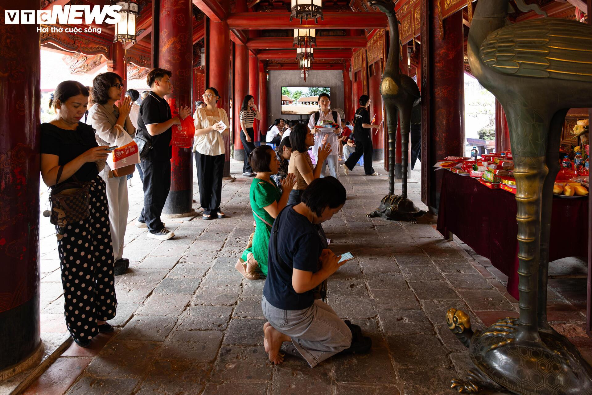 Sĩ tử mang bút, giấy báo thi đến Văn Miếu 'xin vía đỗ đại học' - 2