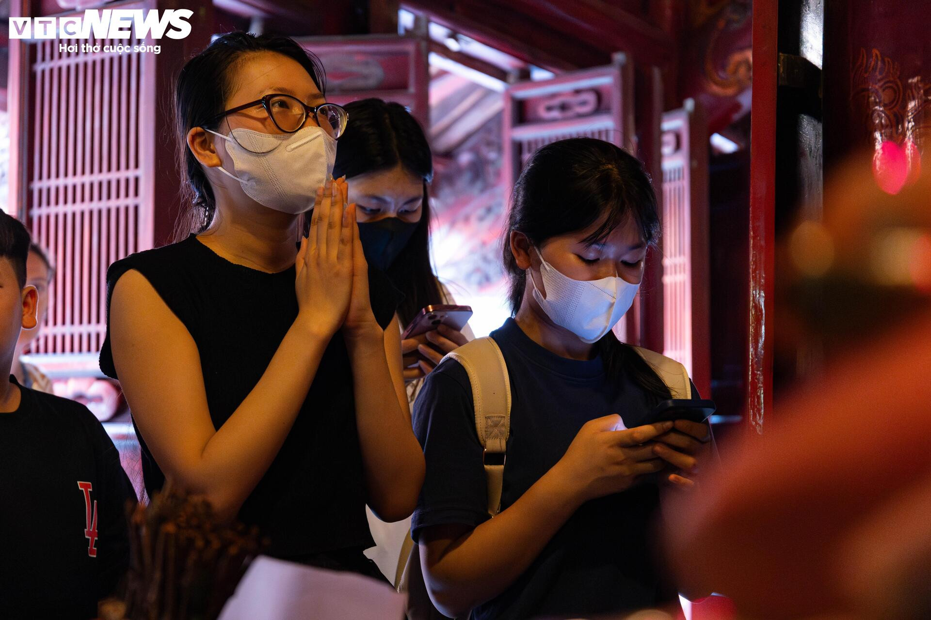 Sĩ tử mang bút, giấy báo thi đến Văn Miếu 'xin vía đỗ đại học' - 7