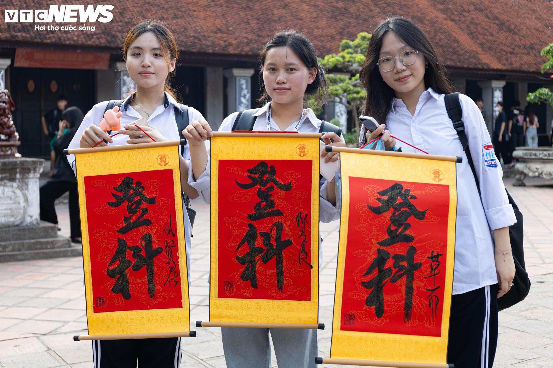 Sĩ tử mang bút, giấy báo thi đến Văn Miếu 'xin vía đỗ đại học' - 14