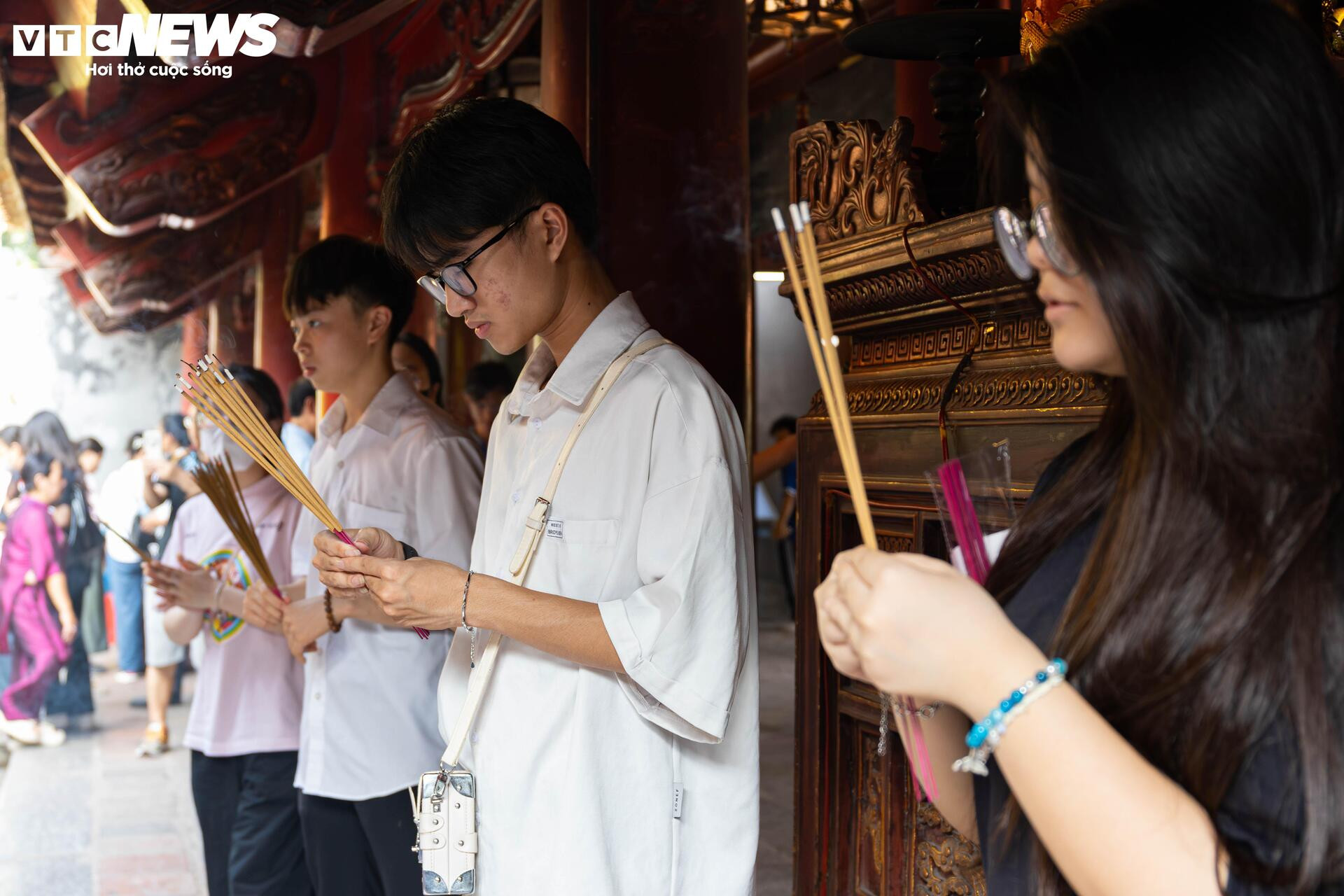 Sĩ tử mang bút, giấy báo thi đến Văn Miếu 'xin vía đỗ đại học' - 3