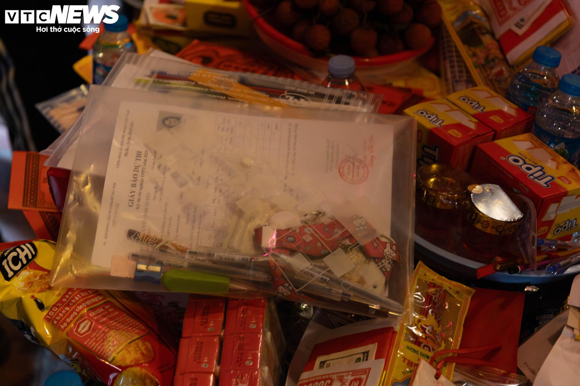 Sĩ tử mang bút, giấy báo thi đến Văn Miếu 'xin vía đỗ đại học' - 12