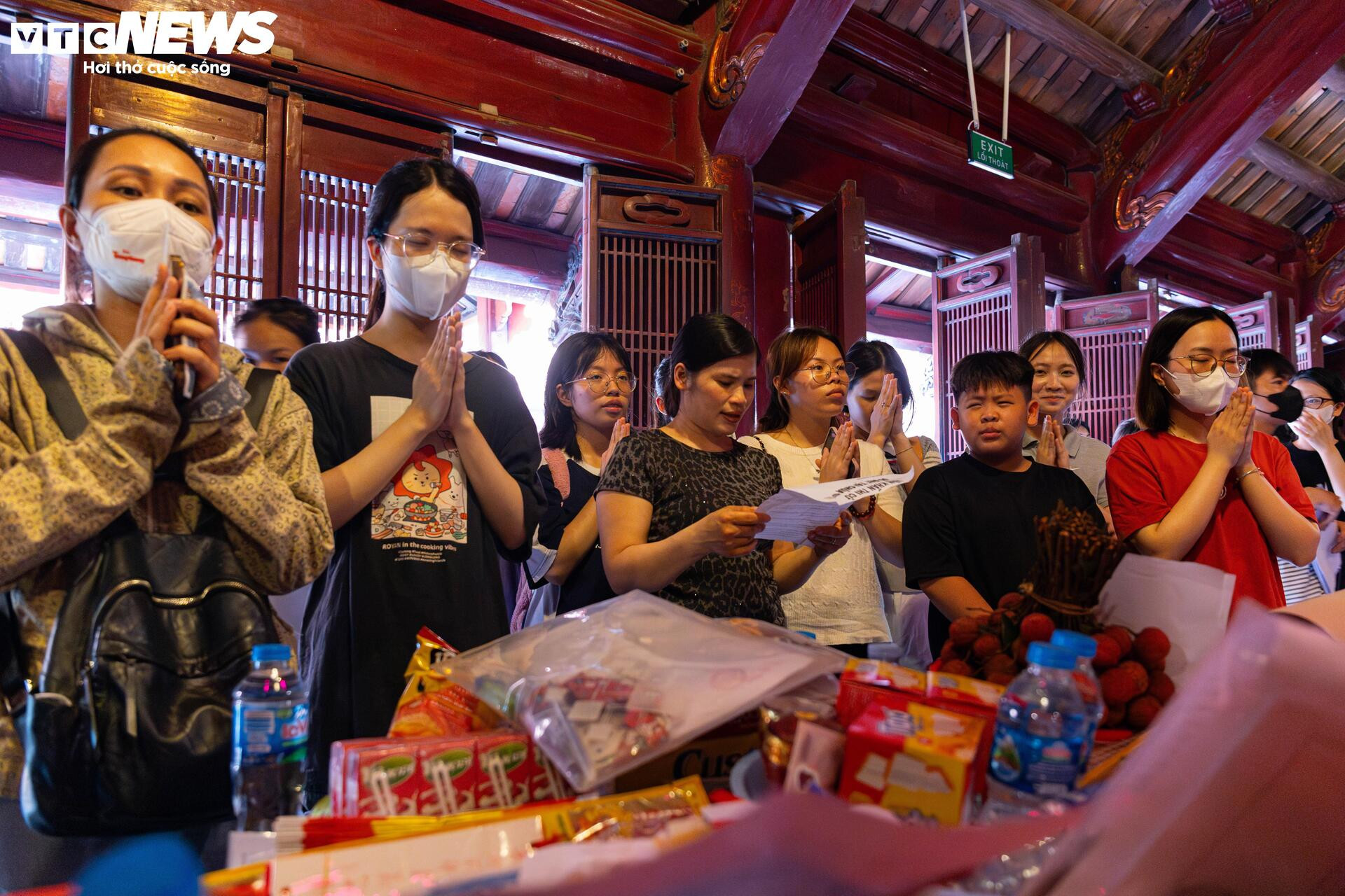 Sĩ tử mang bút, giấy báo thi đến Văn Miếu 'xin vía đỗ đại học' - 9