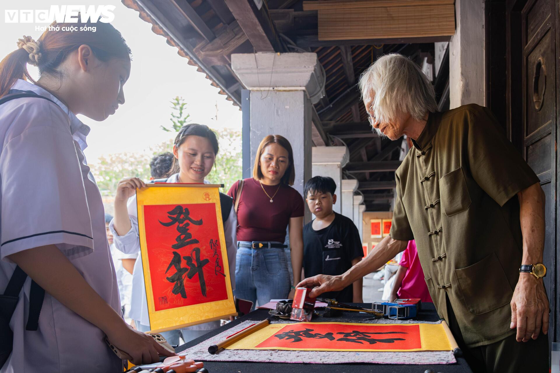 Sĩ tử mang bút, giấy báo thi đến Văn Miếu 'xin vía đỗ đại học' - 13