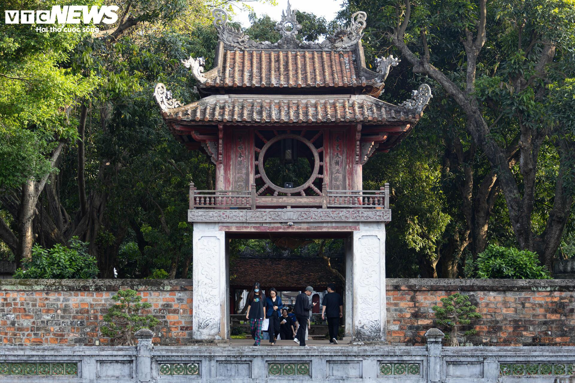 Sĩ tử mang bút, giấy báo thi đến Văn Miếu 'xin vía đỗ đại học' - 1