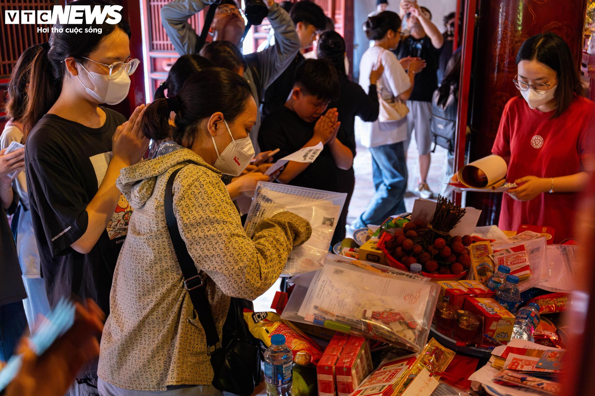 Sĩ tử mang bút, giấy báo thi đến Văn Miếu 'xin vía đỗ đại học' - 11