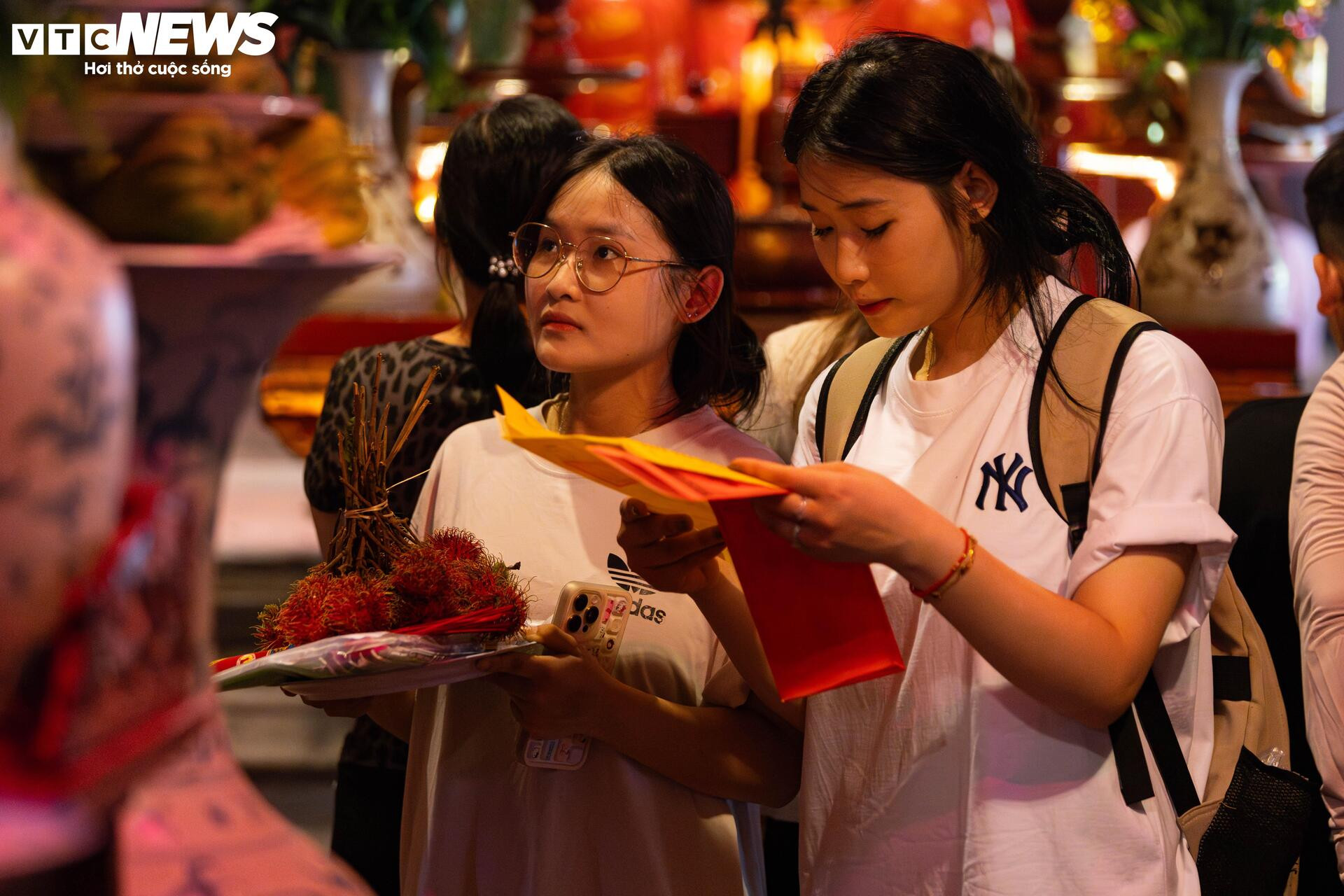 Sĩ tử mang bút, giấy báo thi đến Văn Miếu 'xin vía đỗ đại học' - 10