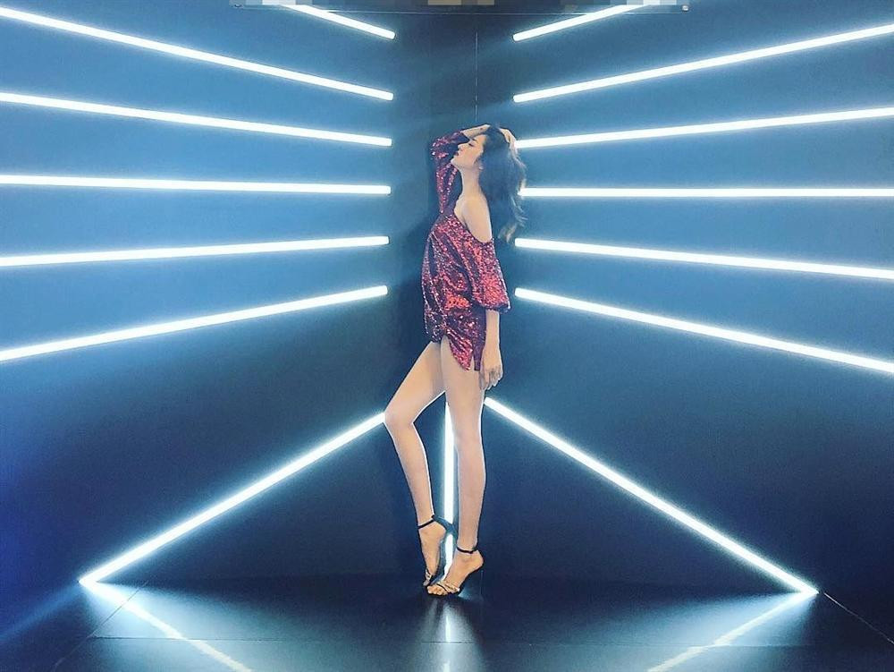 Sự chú ý của cả thế giới đã va phải vào đôi chân cực phẩm của Bích Phương - Thiều Bảo Trâm - Bảo Anh-4