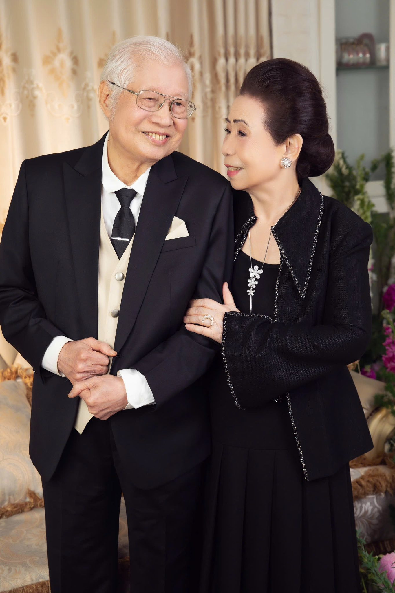 Bố mẹ NSND Hồng Vân rạng rỡ bên con cháu trong hình ảnh kỉ niệm 60 năm ngày cưới - Ảnh 2.