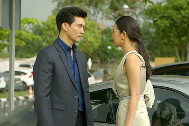 Đi makeup cho khách tình cờ phát hiện ô tô của chồng ở hầm chung cư