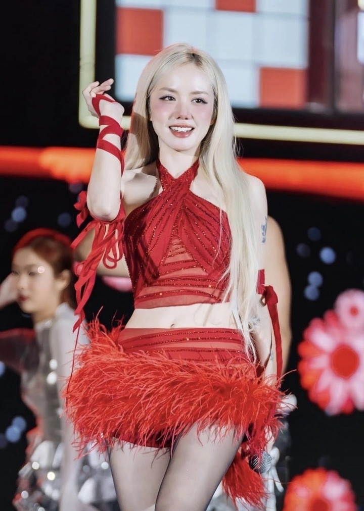 Phương Linh có gu thời trang tinh tế dù vóc dáng nhỏ nhắn.