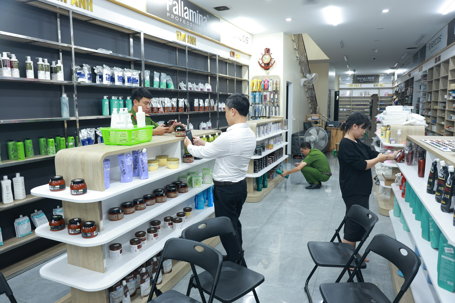 Hàng tấn mỹ phẩm không rõ nguồn gốc vừa phát hiện ở Quảng Trị- Ảnh 1.
