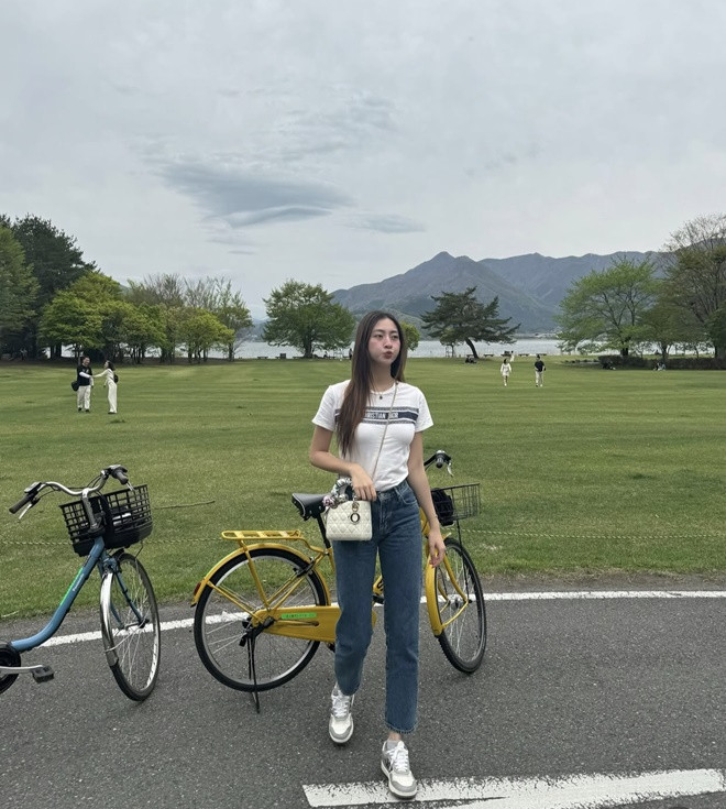 Muôn kiểu mặc đẹp chỉ với 1 item như hoa hậu Lương Thùy Linh