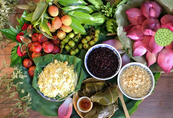 Mâm cúng mùng 1 tháng 6 năm Ất Tỵ (Ảnh: Vũ Thu Hương)