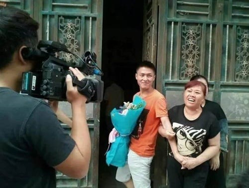 Bị bắt cóc lúc 3 tuổi, vừa nhận lại bố mẹ ruột thì nhận luôn lời mời thừa kế cơ nghiệp trăm tỷ từ bố mẹ nuôi - Ảnh 1.