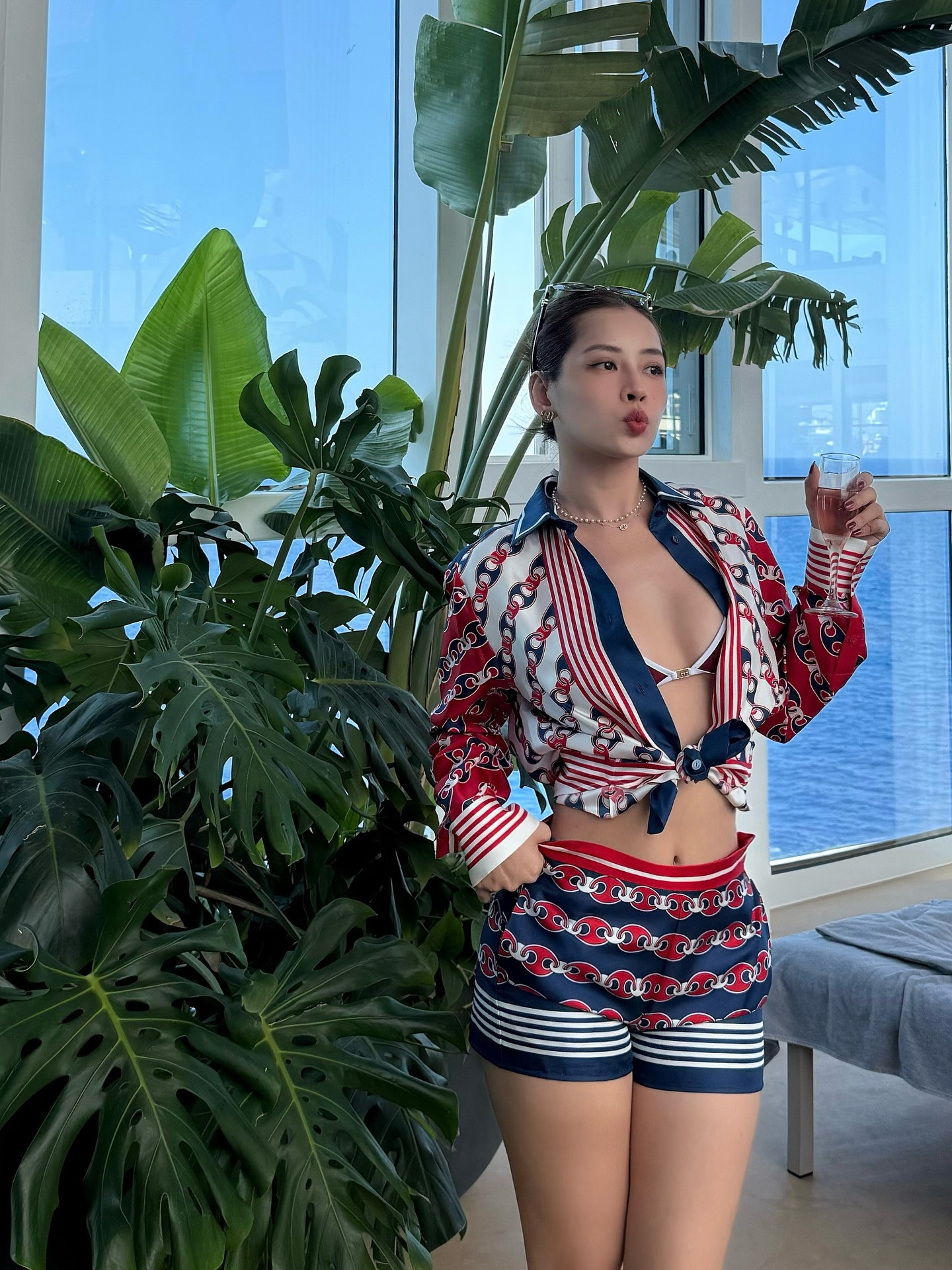 Chi Pu gây ngỡ ngàng khi diện bikini khoe 'cực phẩm' nhan sắc- Ảnh 1.