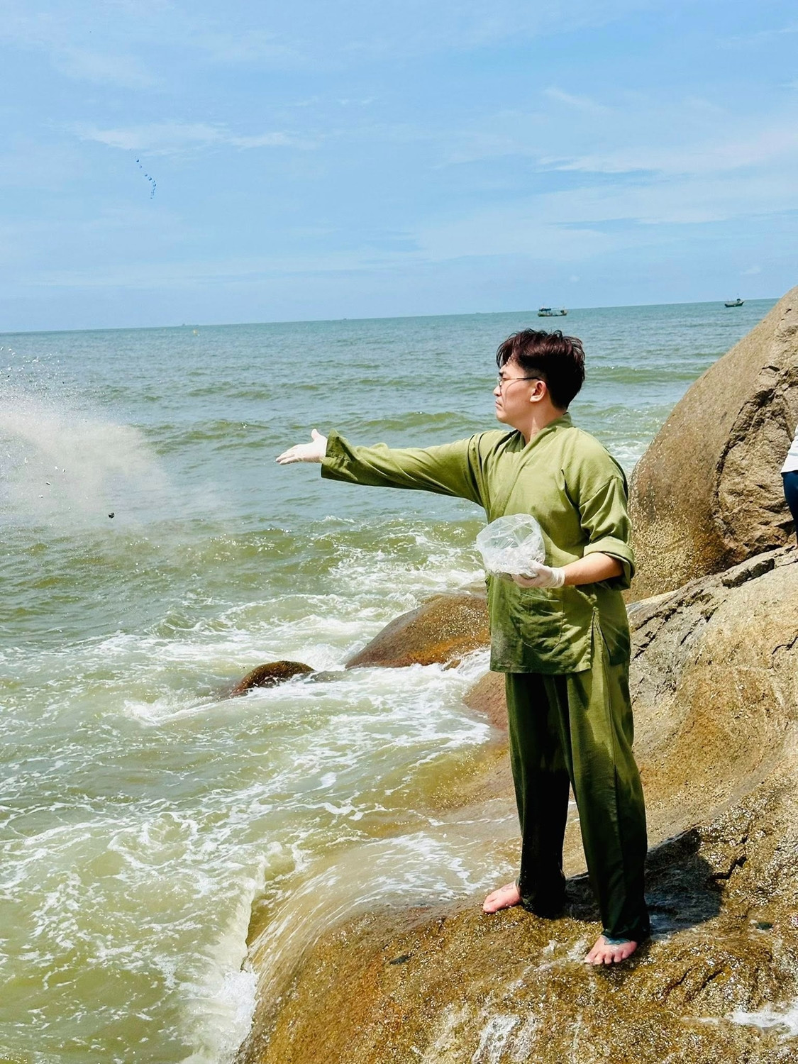 Hình ảnh MC Đại Nghĩa ôm hai bình tro cốt khiến ai cũng xót xa