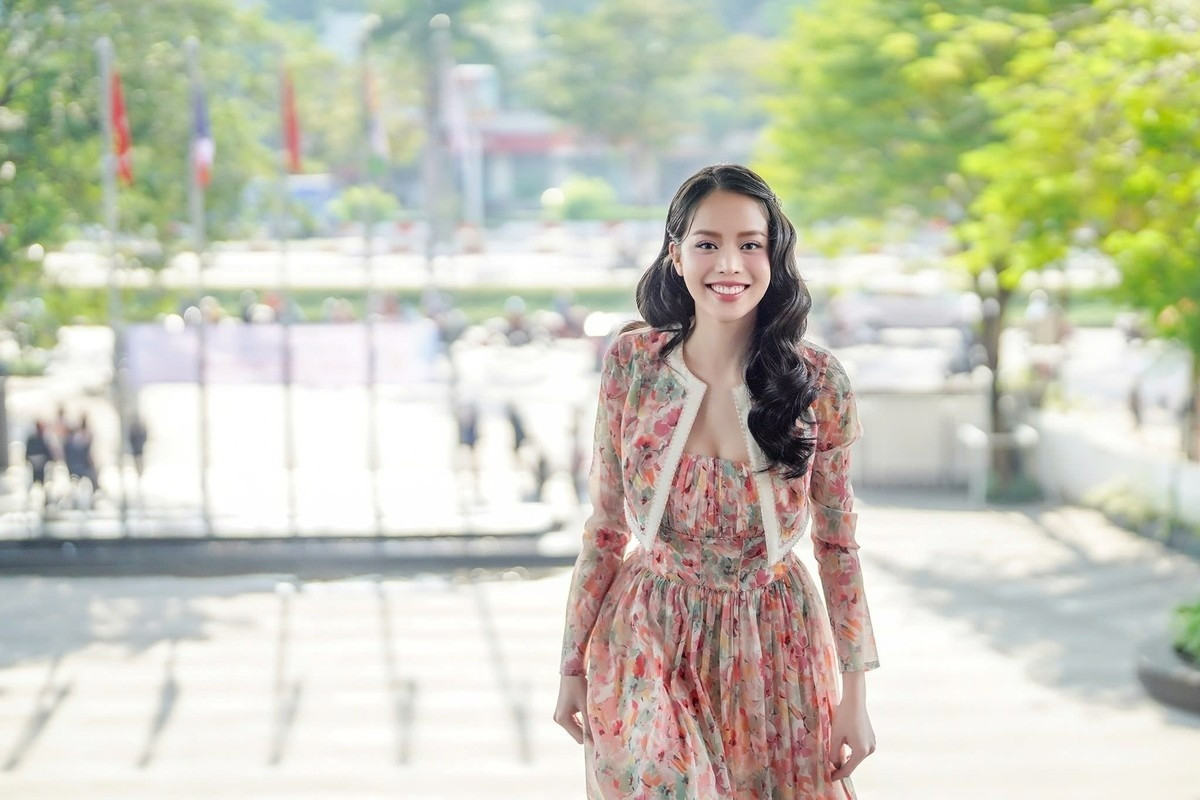 Hoa hậu Thanh Thủy bị chê thảm họa thời trang vì mặc khó hiểu lên đồ như đi chợ