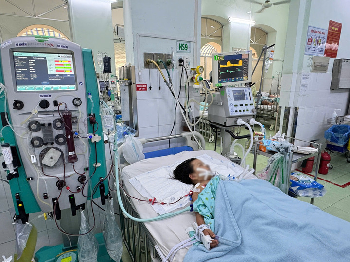 Bệnh nhi sốt xuất huyết nặng điều trị tại Bệnh viện Nhi đồng 2, TP.HCM.