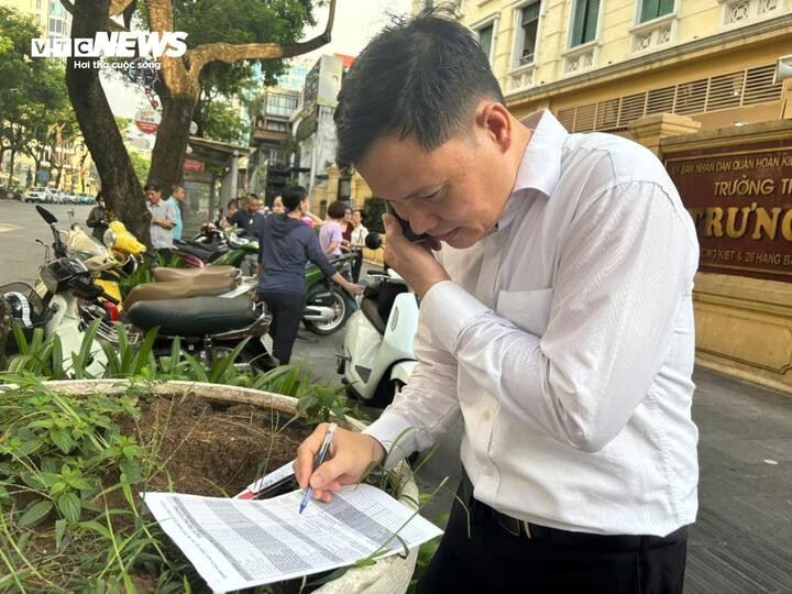 Thí sinh nào đến muộn, sát giờ thi, thầy Đạt sẽ liên hệ với phụ huynh để hỏi han tình hình.