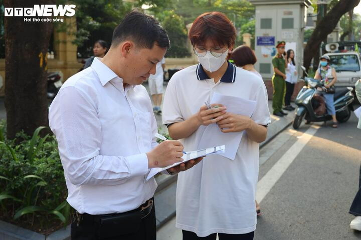 Thầy giáo Nguyễn Trọng Đạt điểm danh từng học trò.