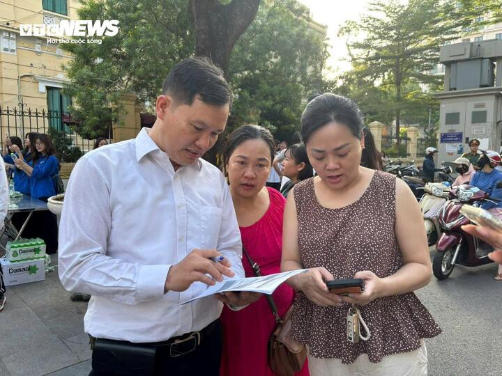 Nhiều phụ huynh phối hợp cùng thầy Đạt kiểm tra thông tin thí sinh tại điểm thi.