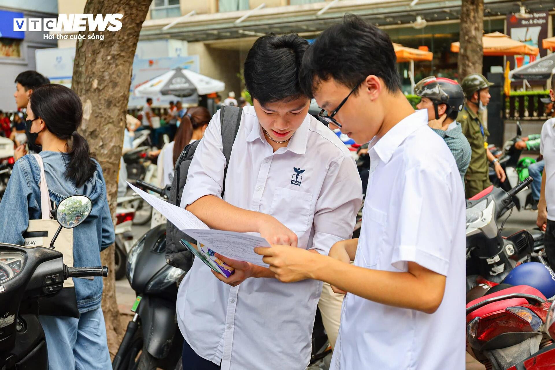 Thí sinh khóc thét với đề Toán mới, 'đọc đề hết nửa thời gian' - 4