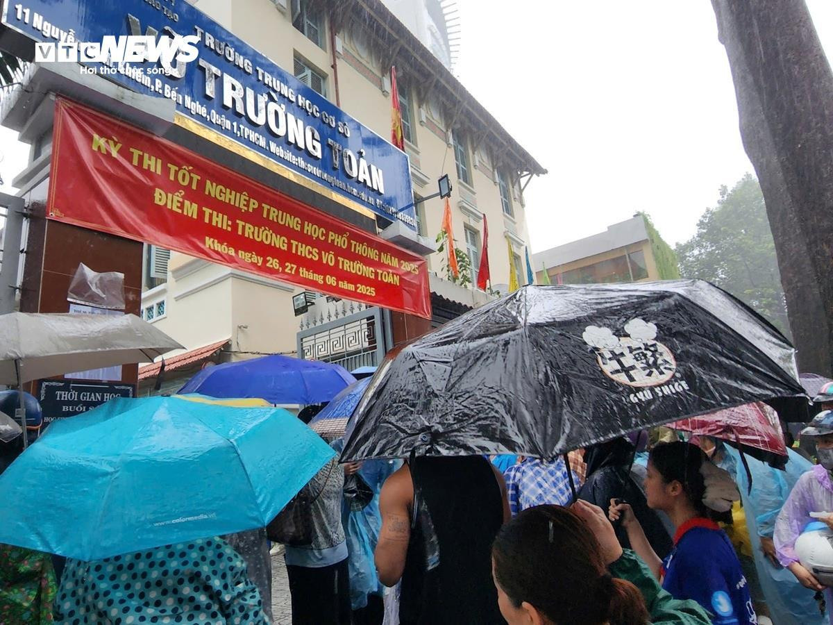 Thí sinh khóc thét với đề Toán mới, 'đọc đề hết nửa thời gian' - 10