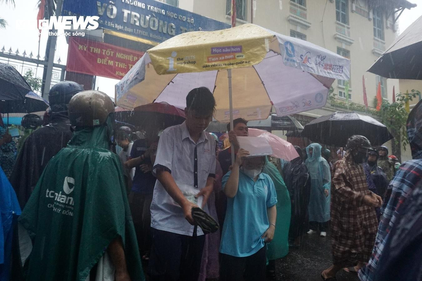 Thí sinh khóc thét với đề Toán mới, 'đọc đề hết nửa thời gian' - 14
