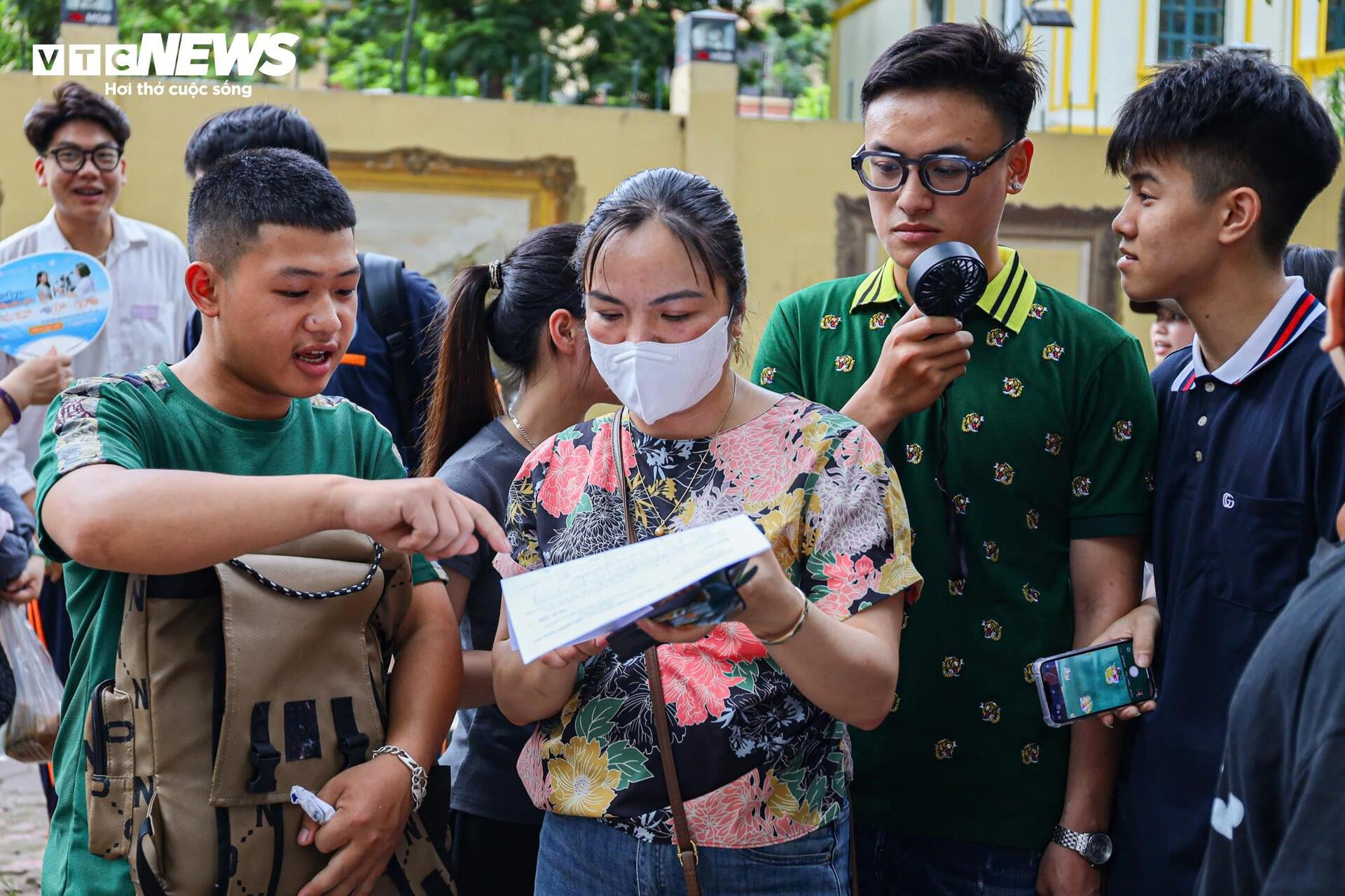 Thí sinh khóc thét với đề Toán mới, 'đọc đề hết nửa thời gian' - 2