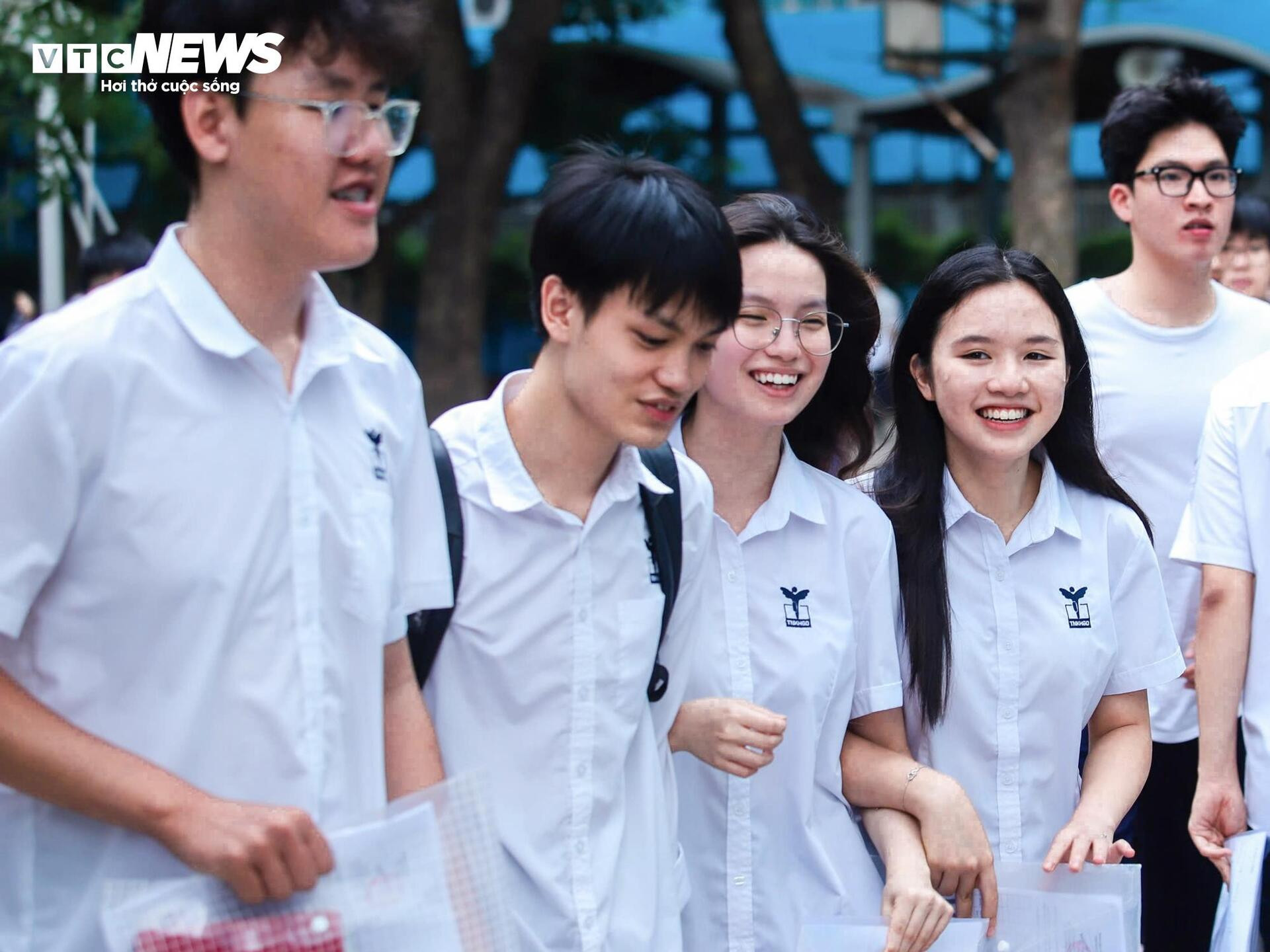 Thí sinh khóc thét với đề Toán mới, 'đọc đề hết nửa thời gian' - 18