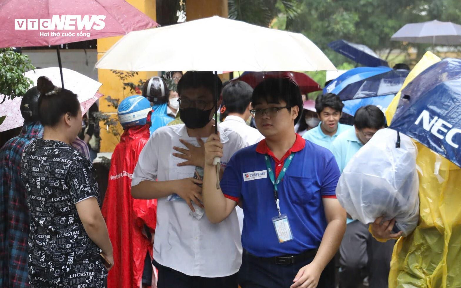 Thí sinh khóc thét với đề Toán mới, 'đọc đề hết nửa thời gian' - 15