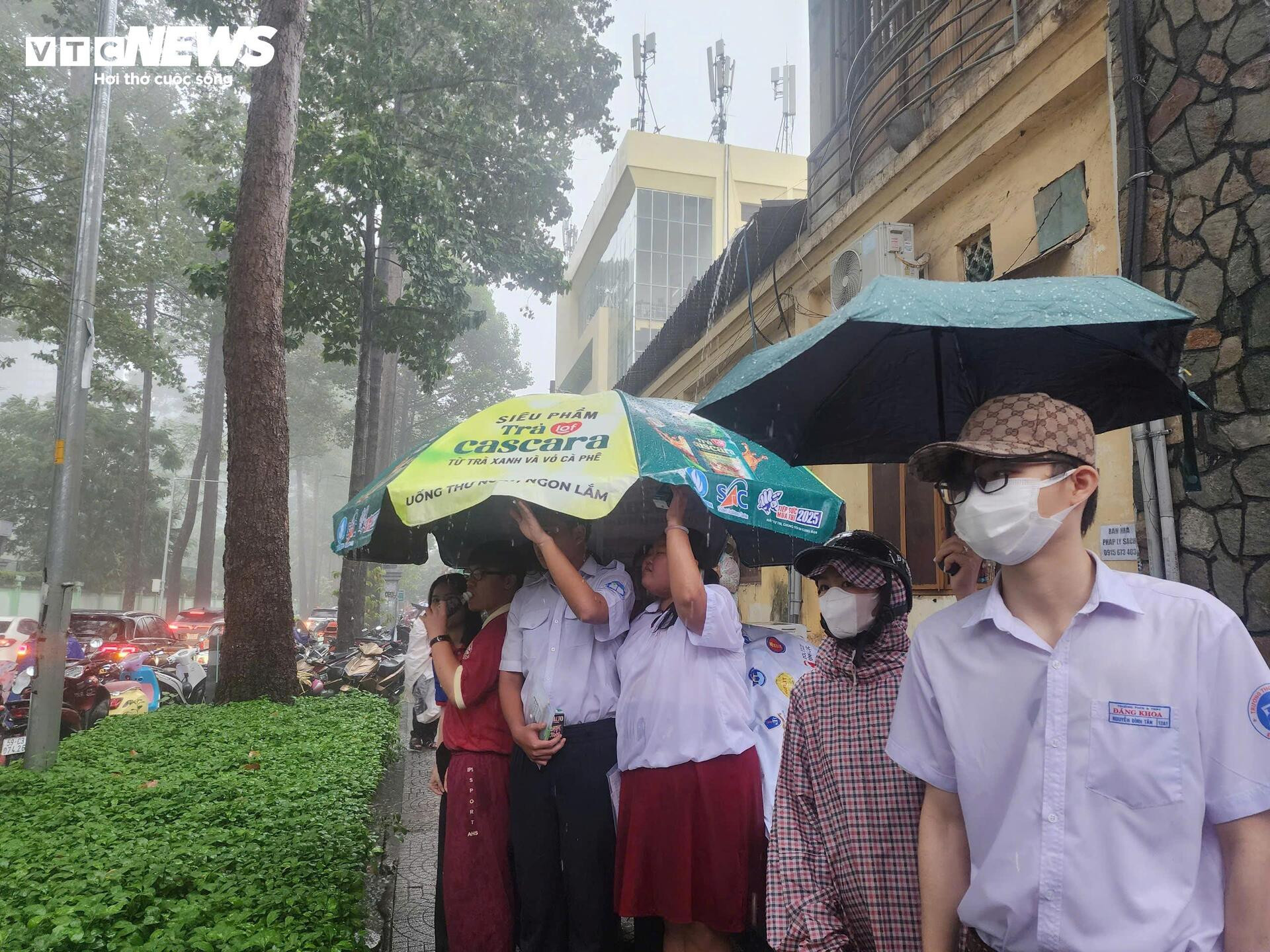 Thí sinh khóc thét với đề Toán mới, 'đọc đề hết nửa thời gian' - 12