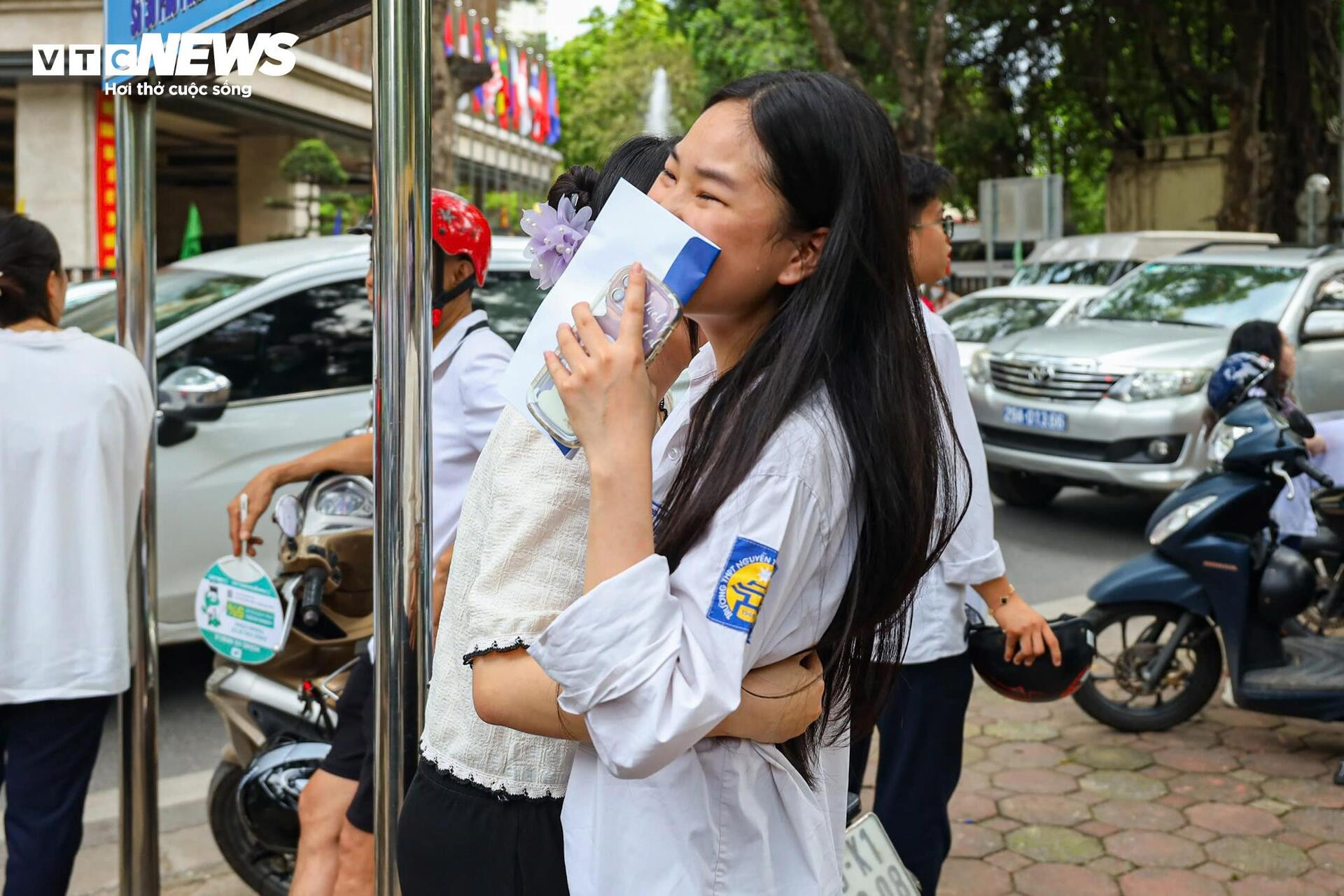 Thí sinh khóc thét với đề Toán mới, 'đọc đề hết nửa thời gian' - 5