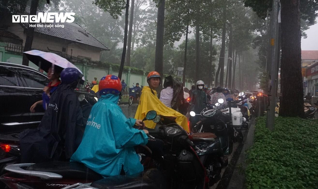 Thí sinh khóc thét với đề Toán mới, 'đọc đề hết nửa thời gian' - 11