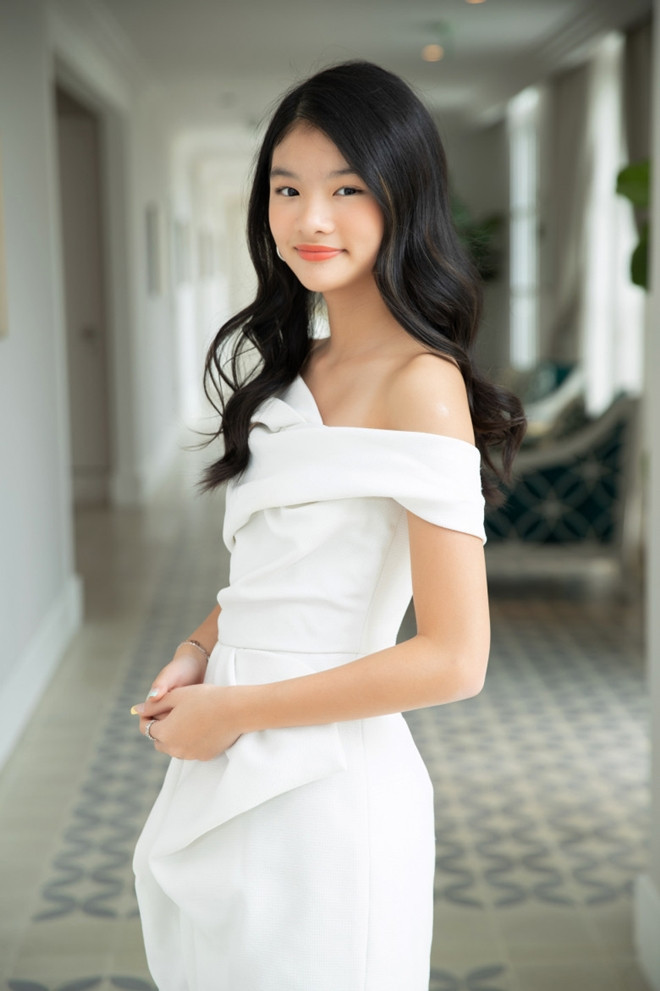 Con gái Trương Ngọc Ánh trổ mã khoe chân dài miên man