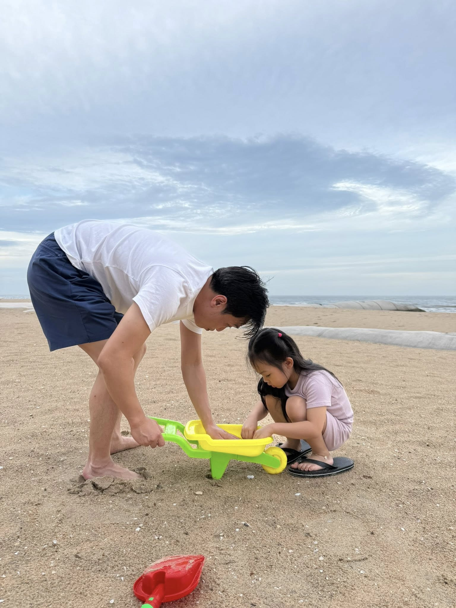 Cường Đô la khoe chơi cát ở biển cùng con, nói nhớ nhà khi đi công tác- Ảnh 6.