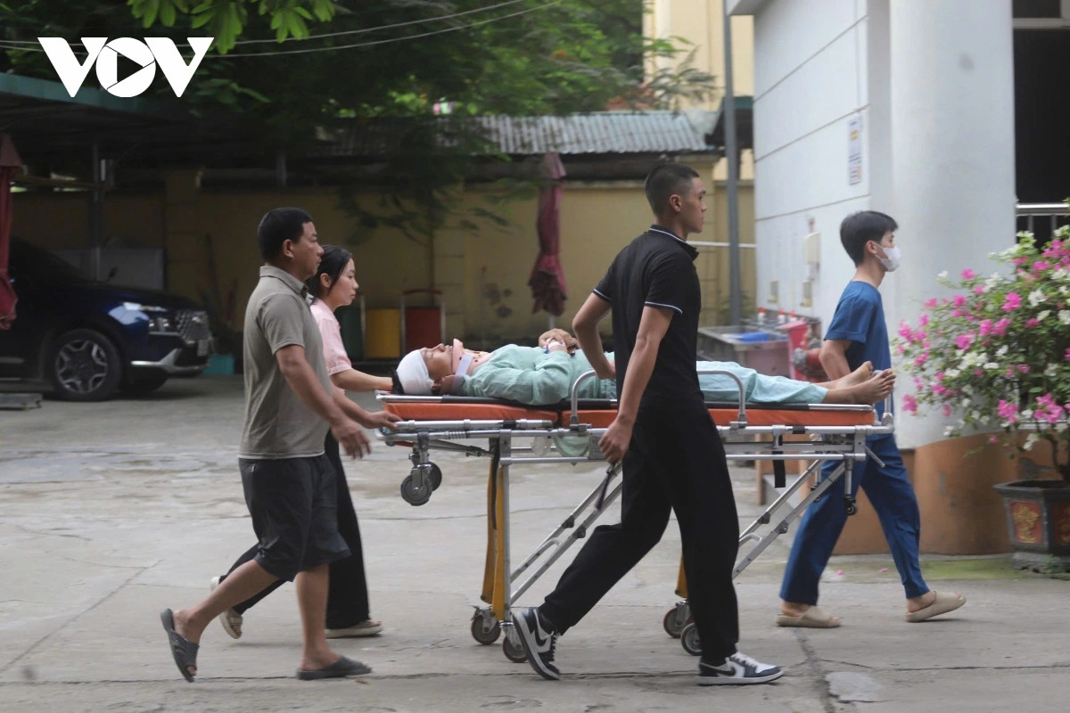 nam sinh ha noi den diem thi bang cang sau tai nan giao thong hinh anh 1