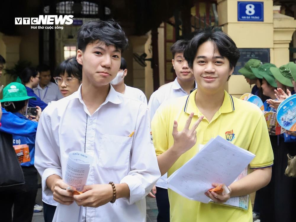 Sĩ tử nhảy cẫng ăn mừng sau khi hoàn thành kỳ thi tốt nghiệp lịch sử - 19