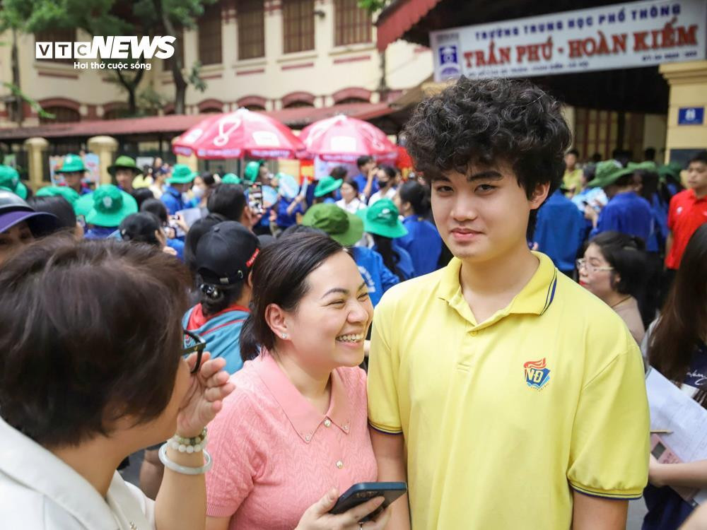 Sĩ tử nhảy cẫng ăn mừng sau khi hoàn thành kỳ thi tốt nghiệp lịch sử - 12