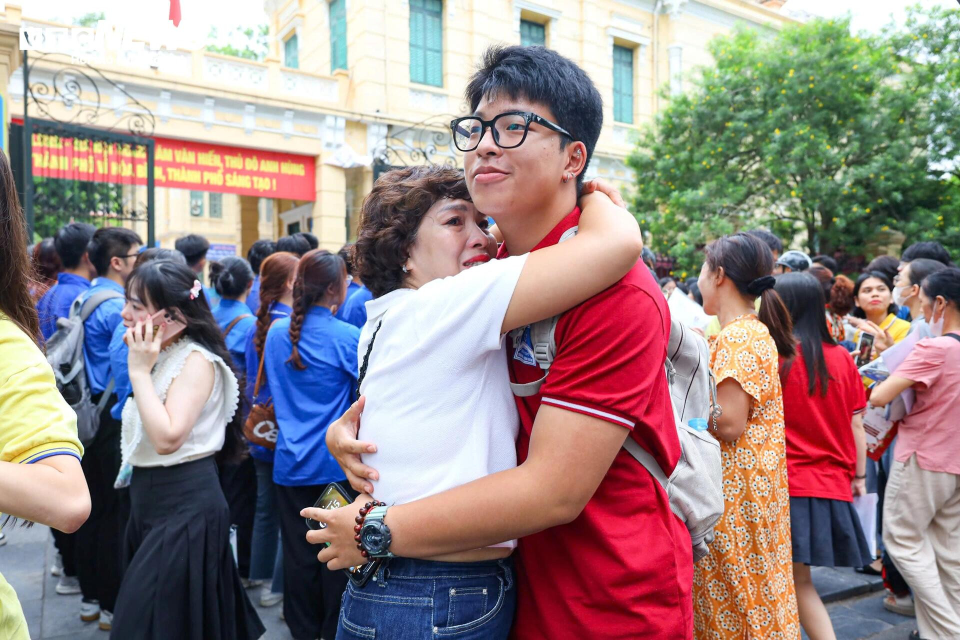 Sĩ tử nhảy cẫng ăn mừng sau khi hoàn thành kỳ thi tốt nghiệp lịch sử - 7