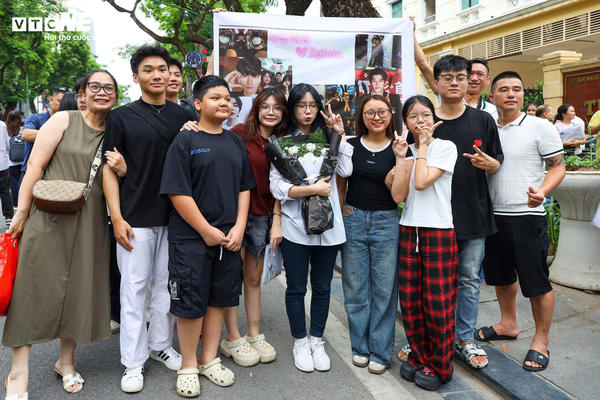 Sĩ tử nhảy cẫng ăn mừng sau khi hoàn thành kỳ thi tốt nghiệp lịch sử - 6