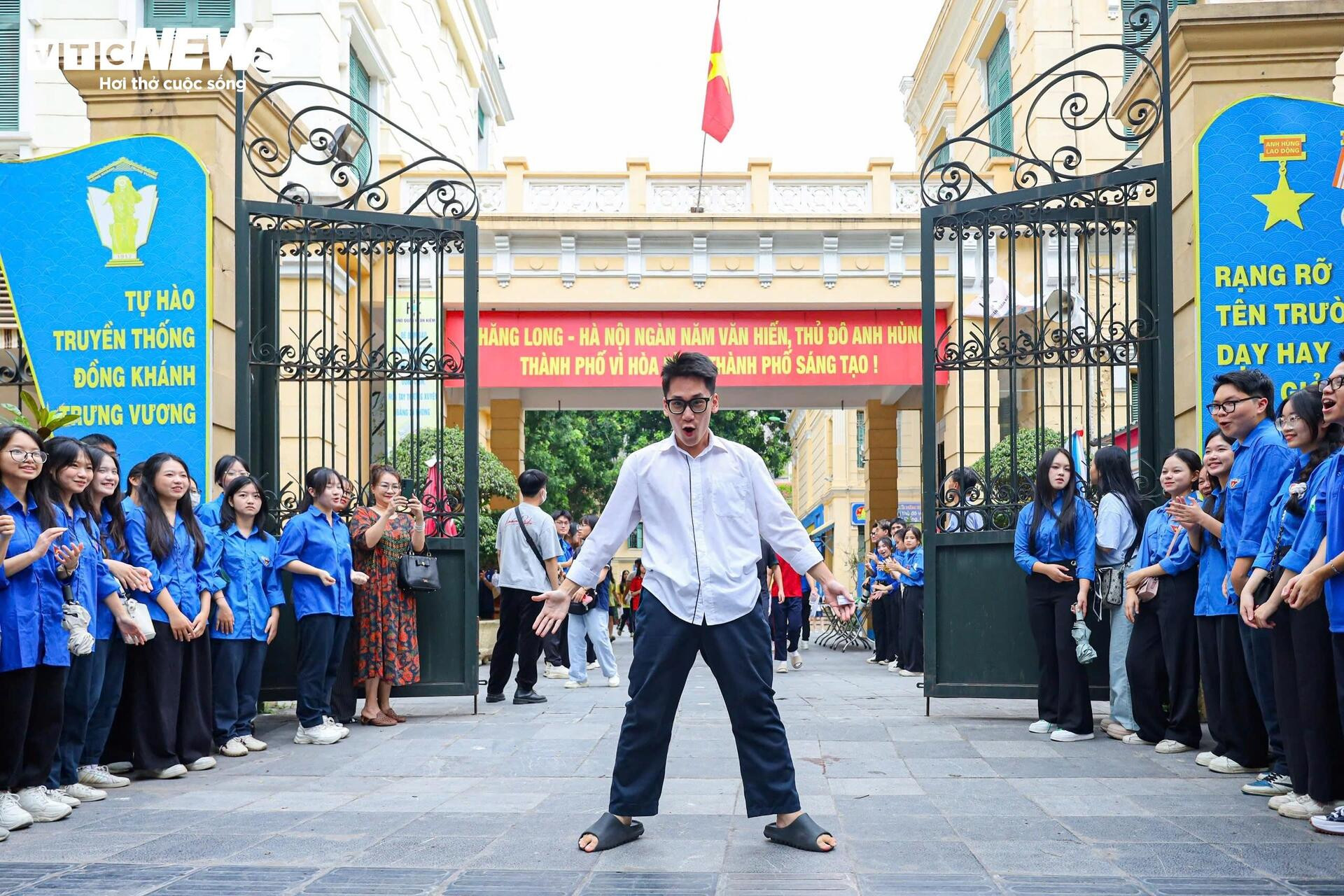 Sĩ tử nhảy cẫng ăn mừng sau khi hoàn thành kỳ thi tốt nghiệp lịch sử - 3