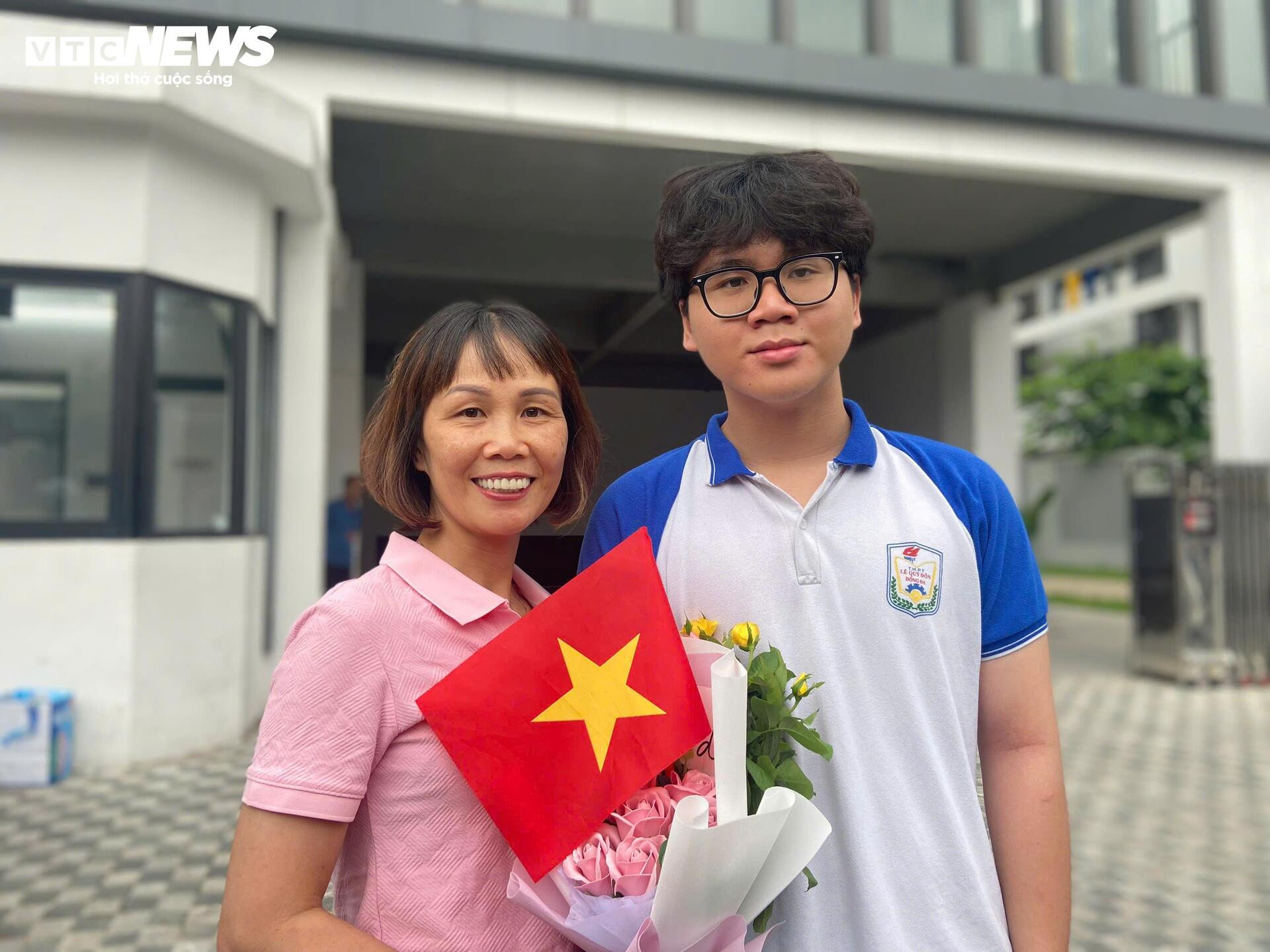 Sĩ tử nhảy cẫng ăn mừng sau khi hoàn thành kỳ thi tốt nghiệp lịch sử - 8