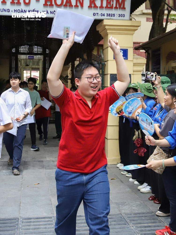 Sĩ tử nhảy cẫng ăn mừng sau khi hoàn thành kỳ thi tốt nghiệp lịch sử - 16