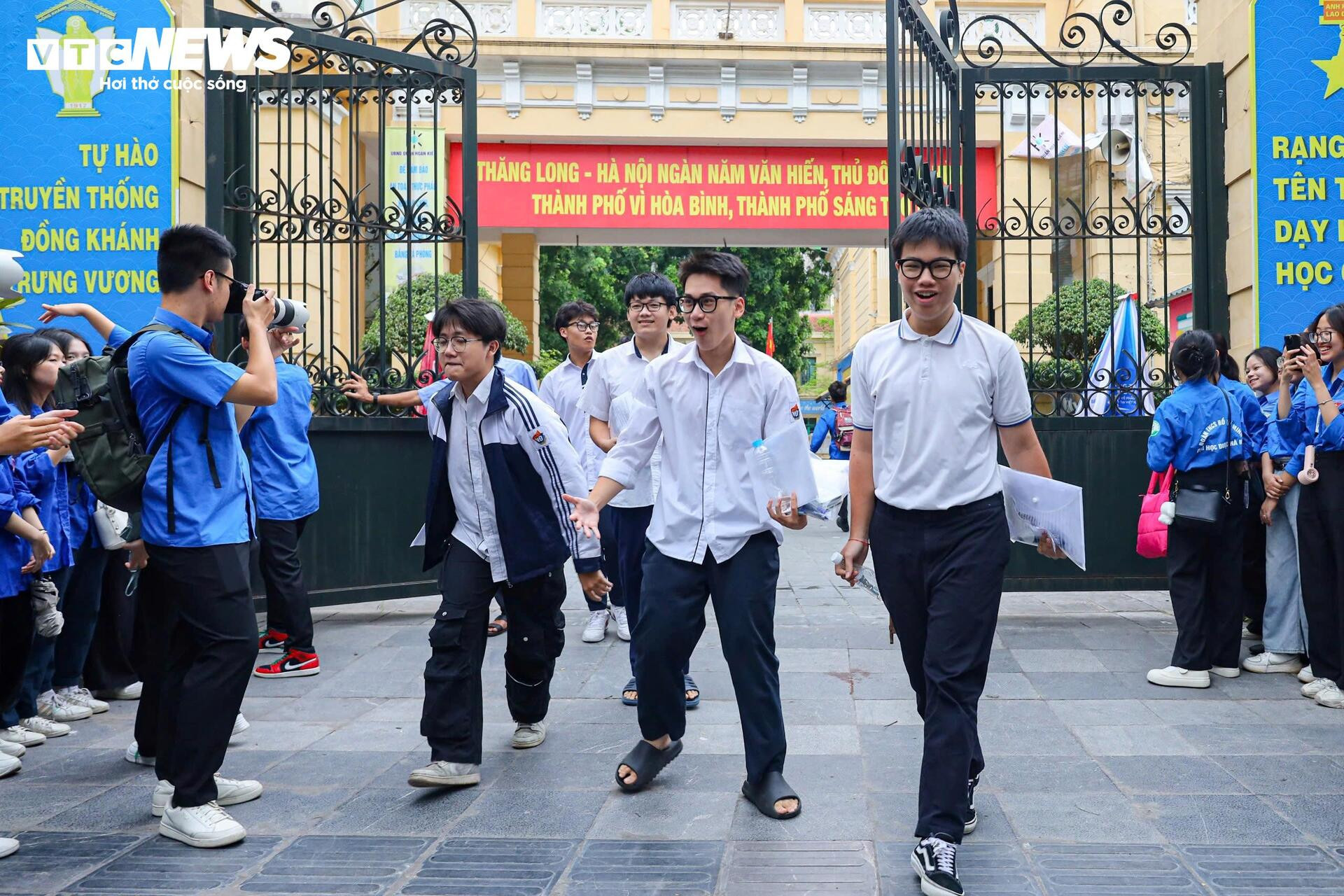 Sĩ tử nhảy cẫng ăn mừng sau khi hoàn thành kỳ thi tốt nghiệp lịch sử - 1