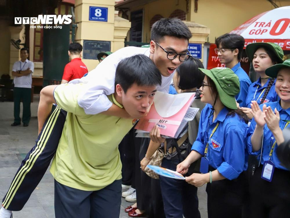 Sĩ tử nhảy cẫng ăn mừng sau khi hoàn thành kỳ thi tốt nghiệp lịch sử - 11