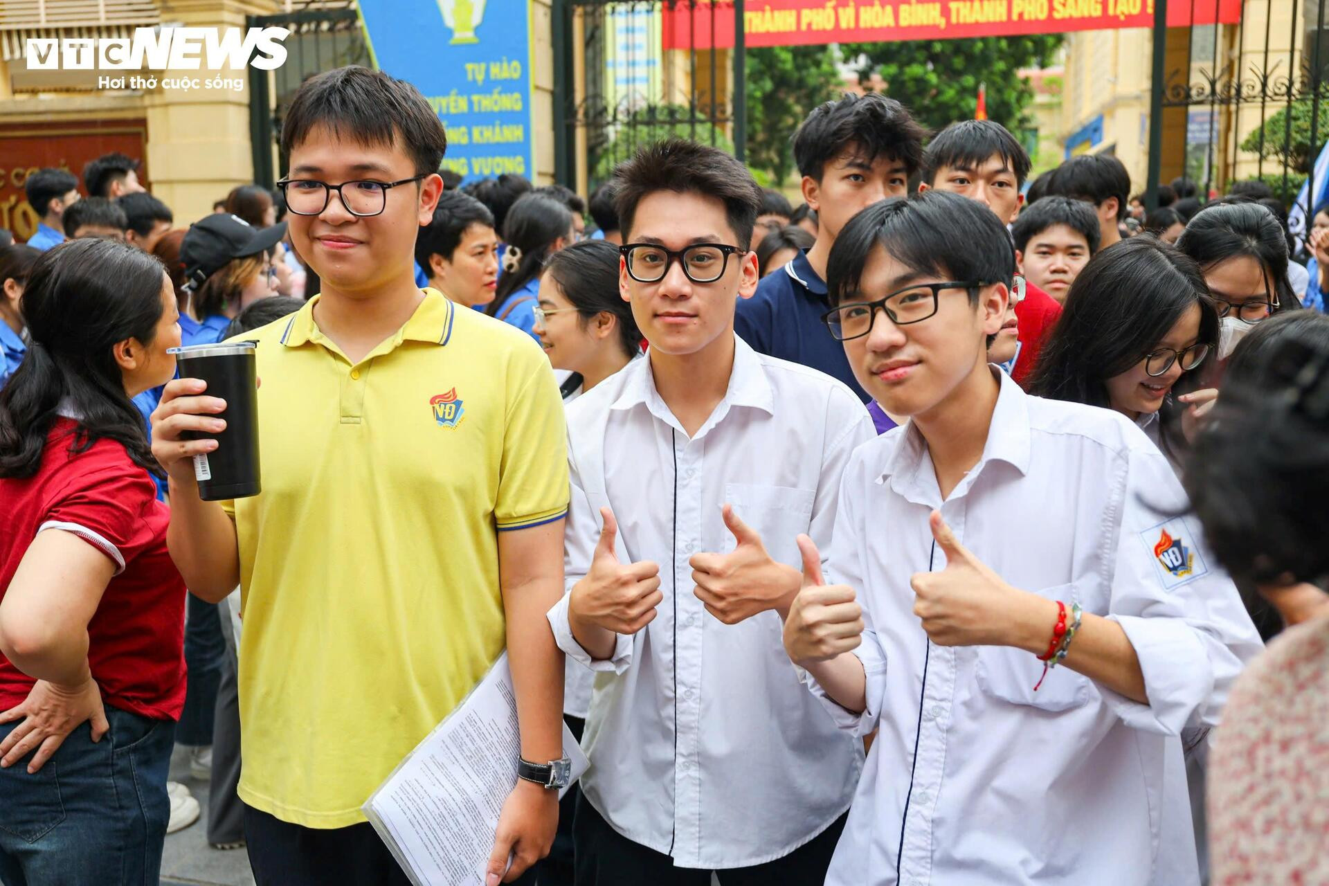 Sĩ tử nhảy cẫng ăn mừng sau khi hoàn thành kỳ thi tốt nghiệp lịch sử - 4