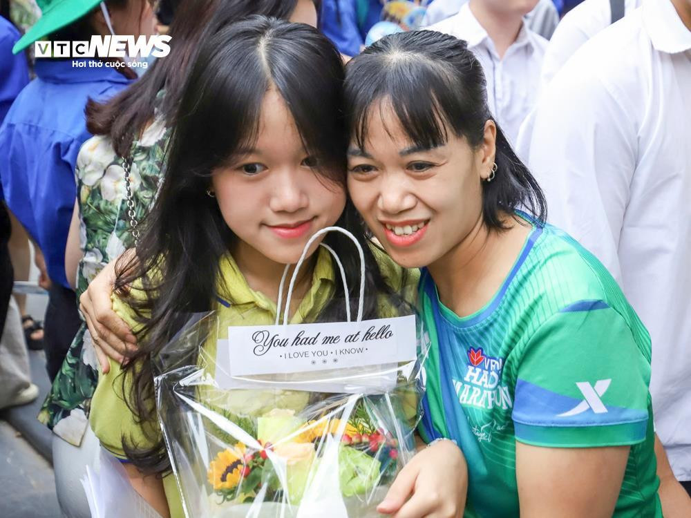 Sĩ tử nhảy cẫng ăn mừng sau khi hoàn thành kỳ thi tốt nghiệp lịch sử - 13