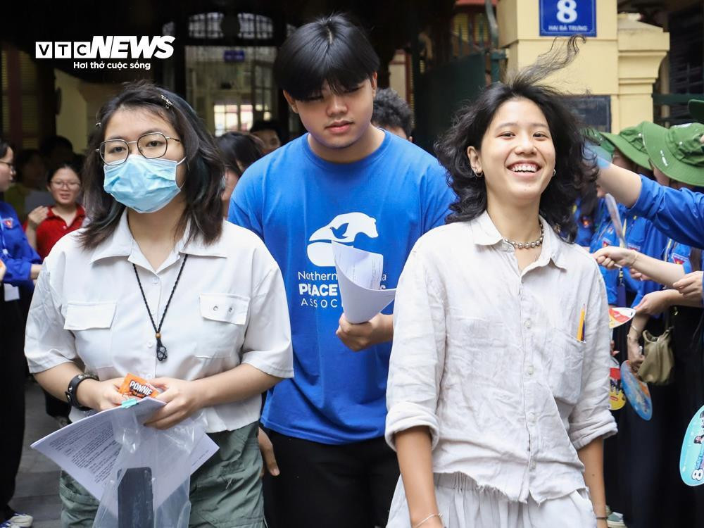 Sĩ tử nhảy cẫng ăn mừng sau khi hoàn thành kỳ thi tốt nghiệp lịch sử - 15